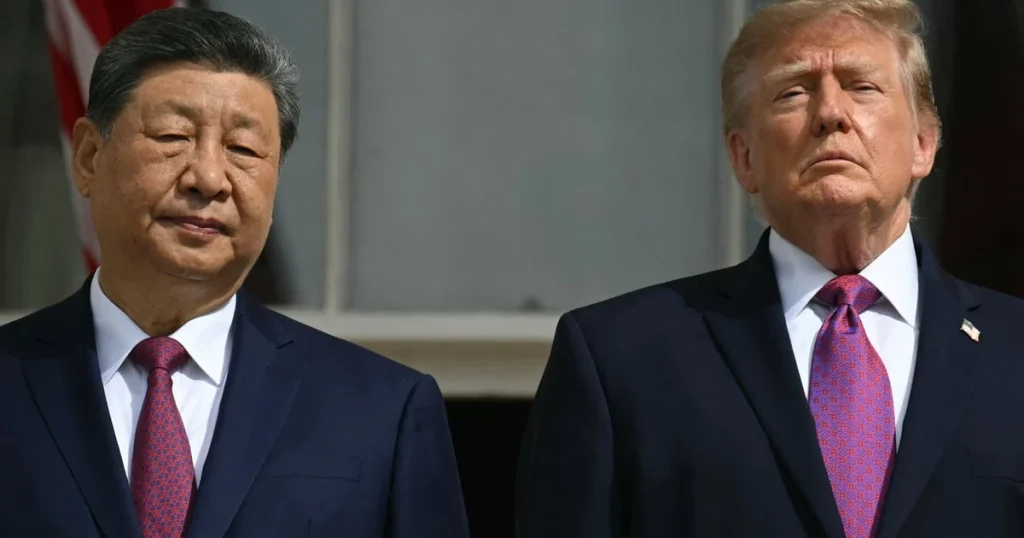Лідер Китаю Сі Цзіньпін та президент США Дональд Трамп на балконі Блакитної кімнати Білого дому спостерігають за виступом