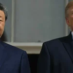 Лідер Китаю Сі Цзіньпін та президент США Дональд Трамп на балконі Блакитної кімнати Білого дому спостерігають за виступом