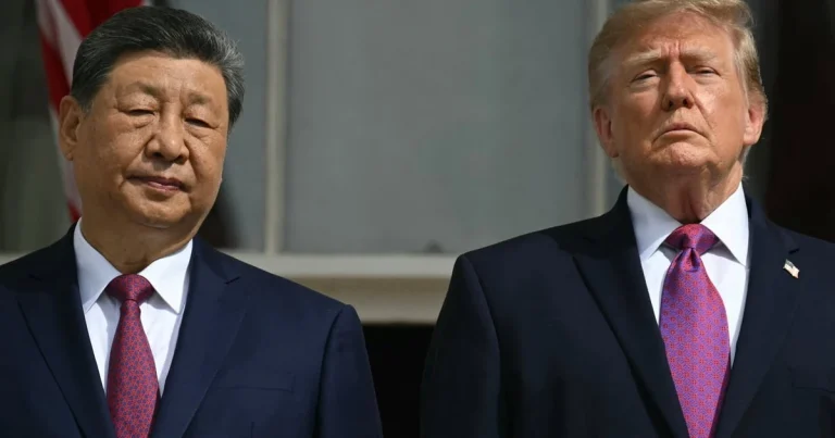 Лідер Китаю Сі Цзіньпін та президент США Дональд Трамп на балконі Блакитної кімнати Білого дому спостерігають за виступом
