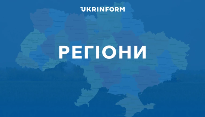 Вінницька область — нічне місто із вказівниками часу, що символізують зміну комендантської години