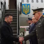 Зеленський зходить трапом літака в аеропорту Осло під час трансляції NRK