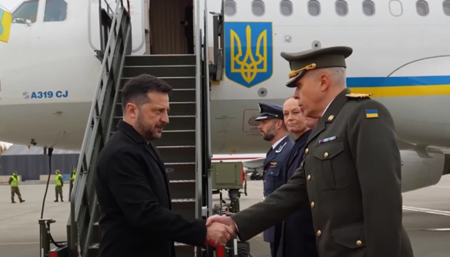Зеленський зходить трапом літака в аеропорту Осло під час трансляції NRK