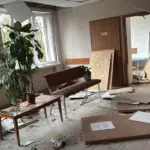 Пошкоджені вікна та стелі Консультативно-діагностичного центру Київської міської клінічної лікарні №6 після нічного обстрілу