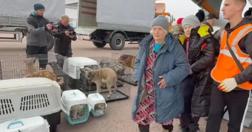 Евакуйовані мешканці Олешків в аеропорту Гомелю очікують виїзду до пункту пропуску «Нова Гута»