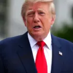 Президент США Дональд Трамп підписує указ