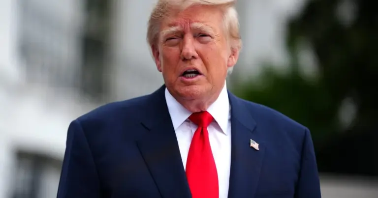 Президент США Дональд Трамп підписує указ