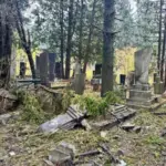 Пошкоджені могили та пам'ятники на кладовищі у Рівному після удару безпілотника