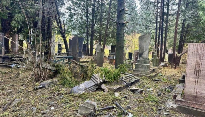 Пошкоджені могили та пам'ятники на кладовищі у Рівному після удару безпілотника