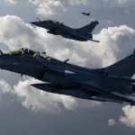 Ілюстративне фото двох винищувачів Rafale ВПС Франції під час навчань Volfa 2025, вересень 2025 року (ALAIN JOCARD/AFP via