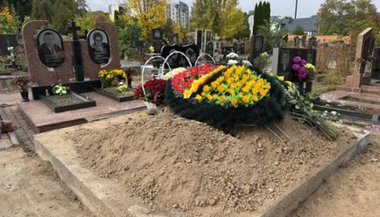 Могила Анатолія Кашпіровського на Центральному кладовищі у Вінниці