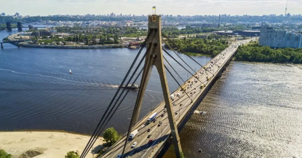 Пошкоджений влучанням російського дрона Північний міст у Києві, що сполучає Оболонь і Троєщину