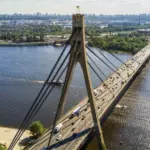 Пошкоджений влучанням російського дрона Північний міст у Києві, що сполучає Оболонь і Троєщину