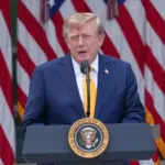 Дональд Трамп та кадри вуличних заворушень і пожеж у французьких містах