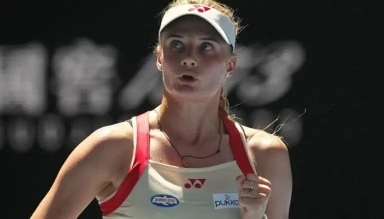 Даяна Ястремська тримає ракетку на турнірі, фото Арата Ямаока/TENNIS Club/ФТУ